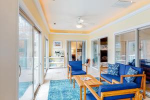ein Wohnzimmer mit blauen Stühlen und einem Tisch in der Unterkunft Turtle Shores in Ocean Pines