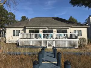 ein weißes Haus mit einer Veranda und einem weißen Zaun in der Unterkunft Turtle Shores in Ocean Pines