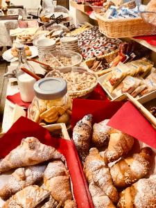 een tafel vol met verschillende soorten brood en gebak bij MOTEL Malpensa INN & Hotel-Airport in Case Nuove