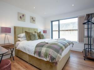 una camera con un grande letto e una finestra di Foxglove-uk34612 a Nether Stowey