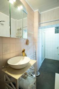 y baño con lavabo blanco y espejo. en Ferienwohnung Friedel und Käthe, en Oberthal