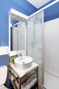 bagno con lavandino e doccia di greet hotel Lille Gare Flandres - Groupe Accor a Lille