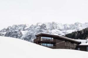 ein Gebäude auf einem schneebedeckten Berg in der Unterkunft Saleghes Dolomites Residence in Wolkenstein in Gröden