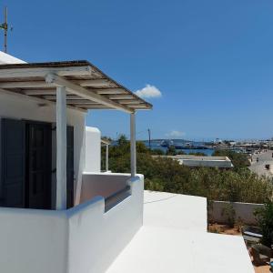 a white house with a view of the ocean at Villa Del Mar in Antiparos Town