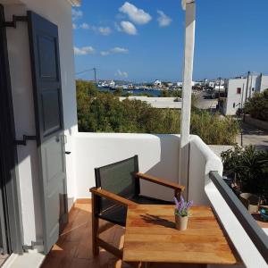 balcón con mesa y vistas al océano en Villa Del Mar, en Antíparos