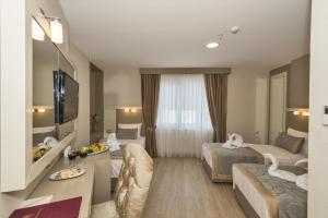 A television and/or entertainment centre at Marcello Hotel