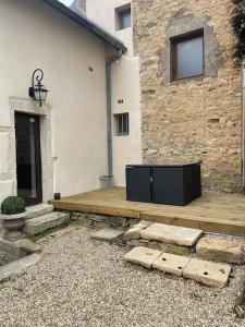 una terraza de madera frente a un edificio en Maison Meursault parking fermé en Meursault