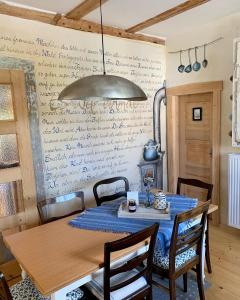 ein Esszimmer mit einem blauen Tisch und Stühlen sowie einem Kronleuchter in der Unterkunft Märchenherberge 7 Zwerge in Hessisch Lichtenau