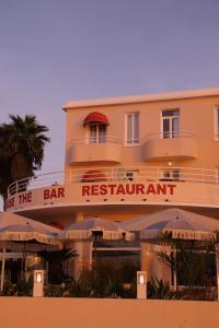 a large building with a sign for the bar restaurant at Le Rose Thé in La Ciotat