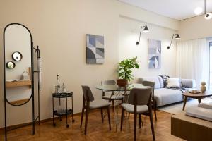 een woonkamer met een tafel en een bank bij Mandra Living-Kolonaki in Athene
