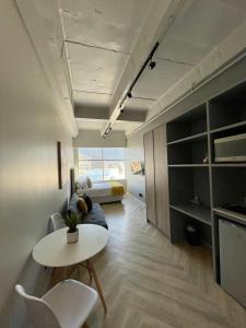 ein Wohnzimmer mit Sofa und Tisch in der Unterkunft 1728 at One Thibault in Kapstadt + 12 Fotos