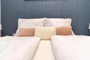 Posteľ alebo postele v izbe v ubytovaní ASSEA Elegant Apartment with 2 Bedroom in Downtown