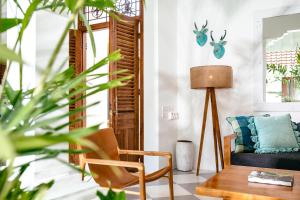 uma sala de estar com uma cadeira e uma mesa em Villa Wahah em Seminyak