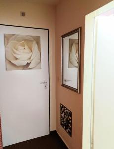 pasillo con puerta blanca y espejo en Ferien-Appartement Vier Jahreszeiten, en Freyung