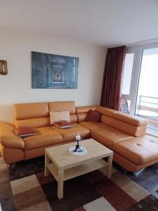 sala de estar con sofá y mesa de centro en Ferien-Appartement Vier Jahreszeiten, en Freyung