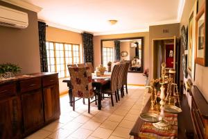 cocina y comedor con mesa y sillas en Marculem Guest Farm en Virginia