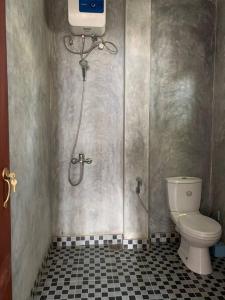 ein Badezimmer mit Toilette und Duschkabine in der Unterkunft Blue Swan Inn - Apartment in Unawatuna