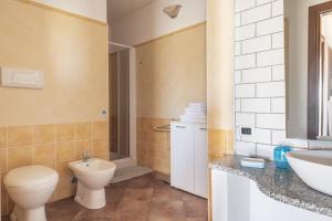 巴里萨尔多Guido Home Holiday的带马桶和水槽的浴室 更多18张照片