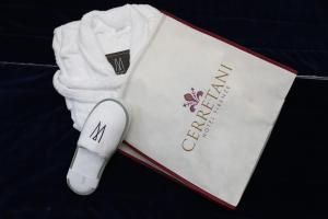 佛羅倫斯的住宿－Hotel Cerretani Firenze - MGallery Collection，白色毛巾和盒子里的温度计