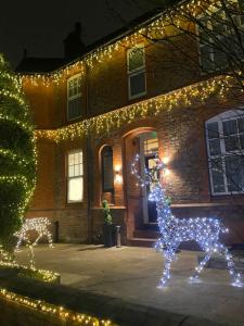 uma casa decorada com luzes de Natal e uma rena em 46 Ashfield Rd, Altrincham em Altrincham