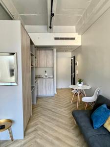 ein Wohnzimmer mit Sofa und Tisch in der Unterkunft 1728 at One Thibault in Kapstadt