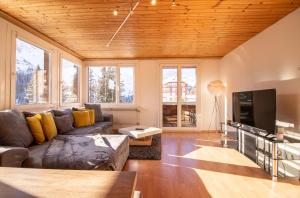 a living room with a couch and a tv at Miraflor Rosita - Arosa Holiday in Arosa