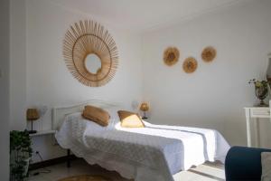 sypialnia z łóżkiem i lustrem na ścianie w obiekcie Quiet villa with garden and terrace in Fréjus w Fréjus +18 zdjęć
