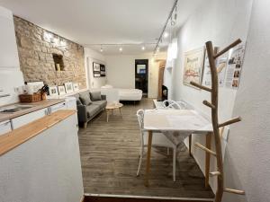 eine Küche und ein Wohnzimmer mit einem Tisch und einem Sofa in der Unterkunft Living-in-History: Historischer Charme und Design in Dudeldorf