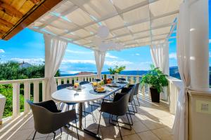 eine Terrasse mit Tisch und Stühlen auf einem Balkon in der Unterkunft Lovely Lucia's house in Dubrovnik