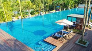 Bazén v ubytování Mason Pine Hotel Bandung nebo v jeho okolí