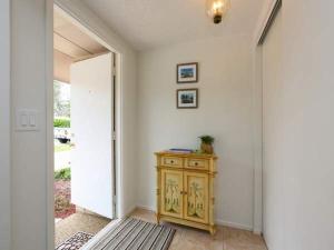 un pasillo con una pequeña mesa de madera en una habitación en Pleasant Palms Home, en Holmes Beach