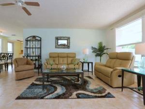 Sala de estar con 2 sofás y mesa en Pleasant Palms Home, en Holmes Beach