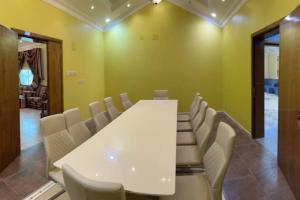 sala konferencyjna z białym stołem i krzesłami w obiekcie شالهيات ريست 2 w mieście Ha'il