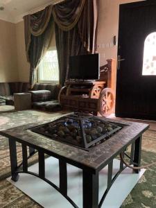 a living room with a table with rocks on it at شالهيات ريست 2 in Hail