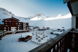 uma vista para uma estância de esqui na neve em Studio Interlude by ExplorHome em Tignes