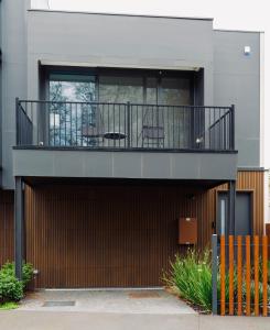メルボルンにあるYour home on Glover St Sth Melbourne (With Parking)の家 バルコニー 椅子2脚付
