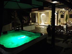 ein Whirlpool auf einer Terrasse bei Nacht in der Unterkunft Mina Accomodation in Tropea