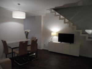 TV a/nebo společenská místnost v ubytování Erkel Rooftop Suites