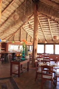 uma sala de jantar com mesas e cadeiras num edifício em Hotel El Bramador em Copiapó