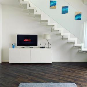 TV a/nebo společenská místnost v ubytování Erkel Rooftop Suites