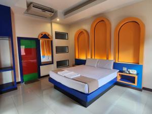 A bed or beds in a room at Hi-End Sriracha Resort & Hotel