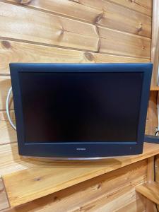 a tv sitting on top of a wooden table at Bungalow & Camping Fuente De Regrustan in Graus