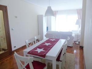 a living room with a white table with a red and white table cloth at Apartamento luminoso, funcional y amplio en zona hospitalaria in Pamplona