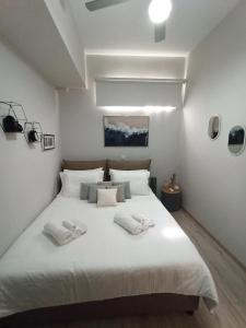 Giường trong phòng chung tại Kallias Modern Seaview Apartment
