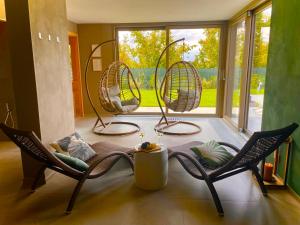 VerdunoにあるAgriturismo Speziale Wine Resortの椅子2脚、テーブル、鏡が備わるお部屋