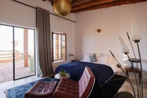 1 dormitorio con 1 cama extragrande y balcón en Dar Imiri, en Ourika