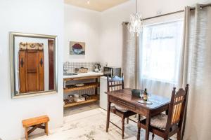 a dining room with a table and a mirror at Mabet & Gabriella Guest Rooms in Robertson