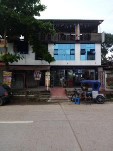 un edificio con una moto aparcada delante de él en Hospedaje Independencia Pucallpa en Pucallpa