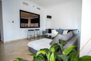- un salon avec un canapé et une table dans l'établissement WSuites - Big Terrace with Beautiful Marina View, à Dubaï
