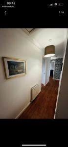 Lovely entire 2 Bedroom apartment في Monifieth: غرفة مع مدخل مع لوحة على الحائط
